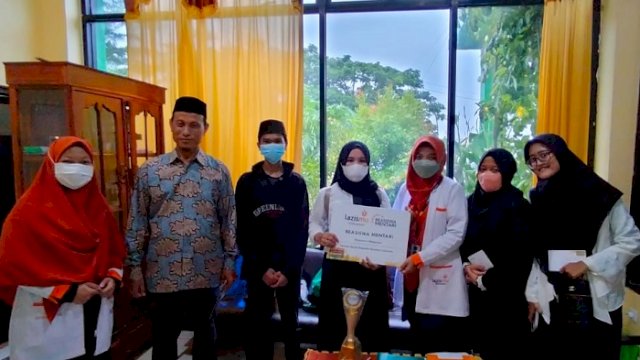 Lazismu Makassar Salurkan Beasiswa bagi Pelajar dan Bantu Korban Banjir