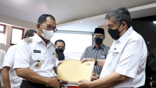 Ketua Pansel Prof Aminuddin Ilmar menyerahkan kama-nama yang masuk dalam tiga besar kepada Walikota Makassar Moh Ramdhan &ldquo;Danny&rdquo; Pomanto, di Ruang Sipakalebbi Lantai II Kantor Balaikota Makassar, Rabu (15/12/2021).