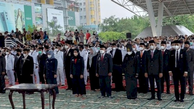 Para pejabat eselon II, III, dan IV Pemkot Makassar yang dilantik oleh Walikota Makassar Mohammad Ramdhan "Danny" Pomanto di Lapangan Karebosi, Jumat (31/12/2021).
