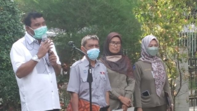 Dewan Direksi Perumda Parkir Makassar Raya, Nikolaus Beni, saat memimpin apel pagi, Rabu (15/12/2021).