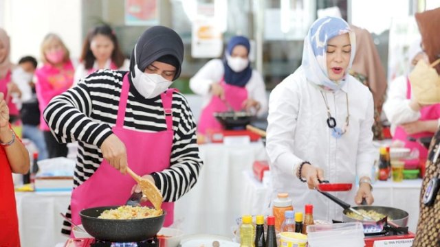 IWABA dan TP PKK Makassar Gelar Lomba Masak, Indira Memasak Nasi Goreng