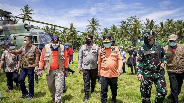 Plt Gubernur Sulsel, Andi Sudirman Sulaiman, bersama Kapolda Sulsel Irjen Nana Sudjana, Pangdam XIV Hasanuddin Mayjen TNI Mochamad Syafei Kasno dan Bupati Selayar Muhammad Basli Ali, meninjau lokasi terdampak gempa, Minggu, 19 Desember 2021.