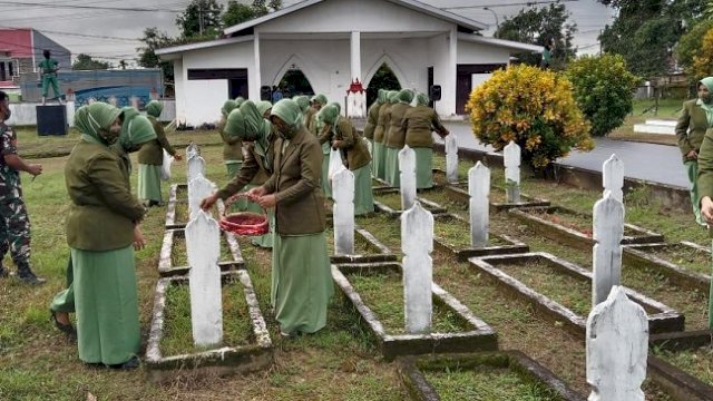 Peringati Hari Juang TNI AD, Jajaran Kodim Gowa Tabur Bunga di TMP Romang Lompoa