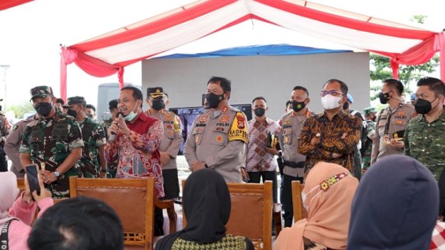 Plt Gubernur Sulsel Andi Sudirman Sulaiman dan Walikota Makassar Moh Ramdhan "Danny" Pomanto saat meninjau vaksinasi massal di Lego-lego CPI Jalan Metro Tanjung Bunga, Kota Makassar, Kamis (30/12/2021).