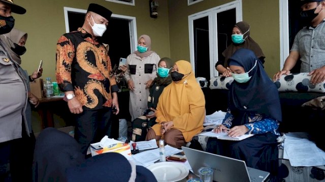 Wakil Bupati Gowa Abd Rauf Malaganni memantau pelaksanaan percepatan vaksinasi Covid-19 di Kecamatan Pattallassang, Jum'at (3/12/2021).