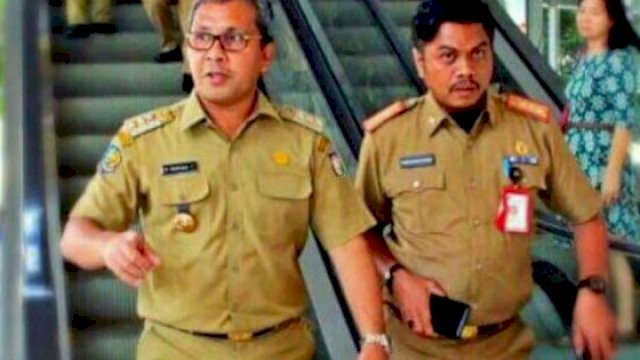 Walikota Makassar, Moh Ramdhan &ldquo;Danny&rdquo; Pomanto dan Plt Kepala Bapenda Makassar Firman Pagarra.