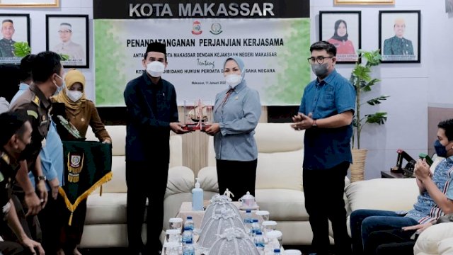 Ketua DPRD Makassar Rudianto Lallo dan Kepala Kejaksaan Negeri Makassar Andi Sundari saat penandatanganan kerjasama, Selasa (11/1/2022).