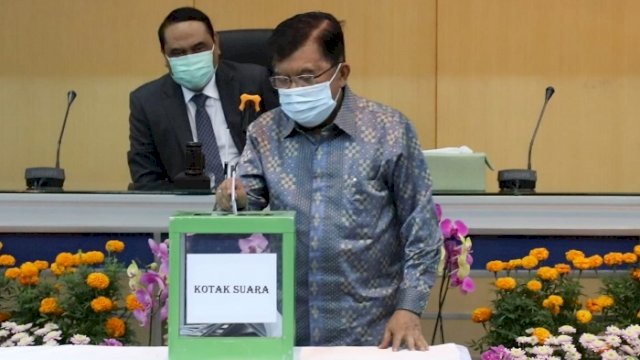 Jusuf Kalla saat mengikuti pemilihan rektor Unhas di Kampus Universitas Hasannuddin Makassar, Kamis (27/1/2022).