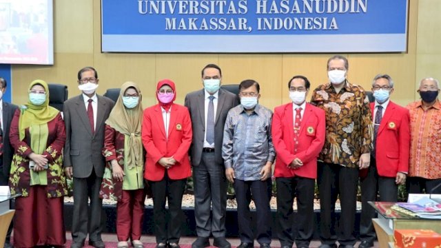 Ketua IKA Unhas Jusuf Kalla mengikuti pemilihan rektor di Kampus Unhas Makassar, Kamis (27/1/2022).