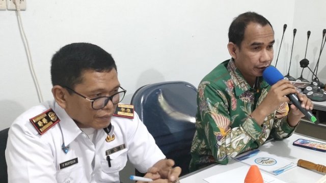 Kadisdik Kota Makassar Muhyiddin dan Ketua Dewan Pendidikan Kota Makassar Rudianto Lallo.