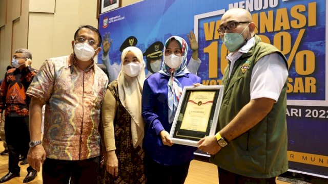 Wakil Walikota Fatmawati Rusdi menyerahkan piagam penghargaan bagi pihak yang telah berkontribusi aktif dalam menyukseskan vaksinasi Makassar, di Balai Prajurit Jenderal M Jusuf, Sabtu (22/1/2022).