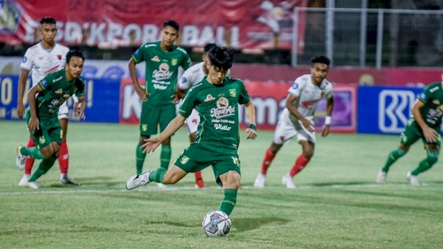 Taisei Marukawa melakukan eksekusi penalti yang membuahkan gol. Persebaya menang 2-1 atas PSM pada laga di Stadion I Gusti Ngurah Rai, Denpasar, Bali, Jumat malam (14/1/2022). (Persebaya)