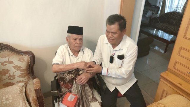 Rektor UNM Prof Husain Syam saat menemui tokoh sesepuh masyarakat Sulawesi Barat, Haji Zikir, di Kompleks Perumahan Griya Fajar Mas, Jalan Teduh Bersinar, Makassar, Senin (17/1/2022).