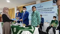 Mahasiswi Jadi Kuli Angkut Semen Dapat Bantuan dari Unismuh Makassar