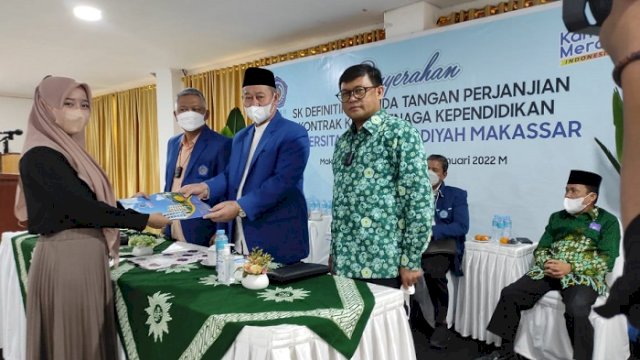Mahasiswi Jadi Kuli Angkut Semen Dapat Bantuan dari Unismuh Makassar