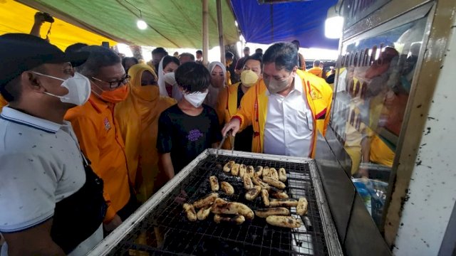 Ketua Umum DPP Partai Golkar Airlangga Hartarto membakar pisang epe' di Anjungan Pantai Losari.