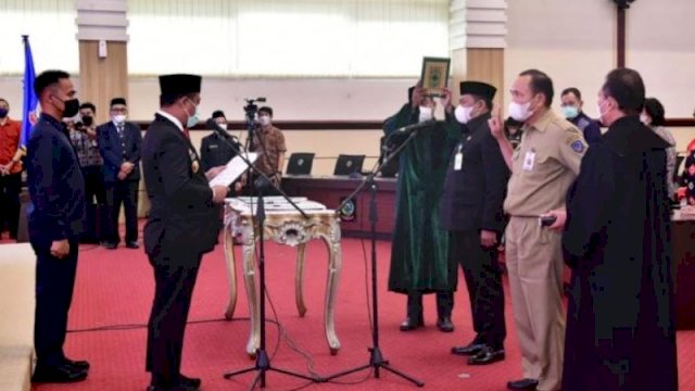 Plt Gubernur Sulsel Andi Sudirman Sulaiman melantik pejabat di ruang rapat Pimpinan Kantor Gubernur Sulsel, Jumat (31/12/2021).