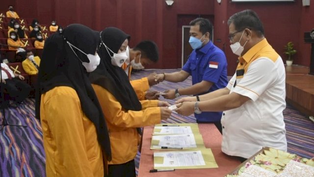 Rektor UNM Prof. Husain Syam bersama Legislator Senayan Komisi X Mitra Fakhruddin menyerahkan Beasiswa KIP Kuliah 2021, Rabu (5/1/2022).