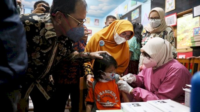 Walikota Makassar Moh Ramdhan &ldquo;Danny&rdquo; Pomanto didampingi Kadis Pendidikan Makassar Muhyiddin, meninjau langsung vaksinasi anak di SD Mangkura, Jalan Bontolempangan, Kota Makassar, Kamis (20/1/2022).