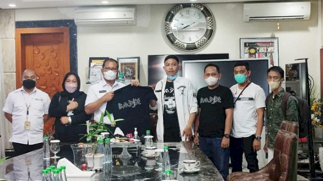 Walikota Makassar, Moh Ramdhan &lsquo;Danny&rsquo; Pomanto dan tim produksi film 'Badik' di kediaman walikota, Rabu (12/1/2022).