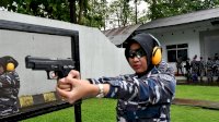 Jelang Lomba, Srikandi Laut Lantamal VI Makassar Latihan Menembak Pistol