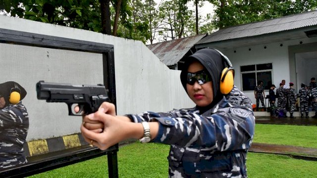 Jelang Lomba, Srikandi Laut Lantamal VI Makassar Latihan Menembak Pistol