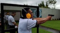 Mengasah Kemampuan Perwira Lantamal VI Menembak Pistol