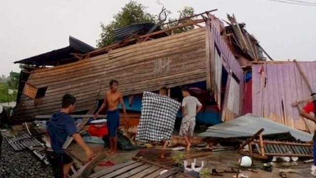 Sebanyak 45 rumah warga di Luwu rusak akibat angin puting beliung.