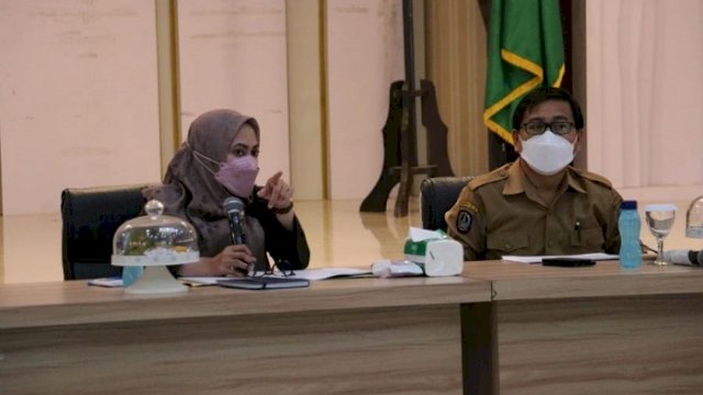 Bupati Luwu Utara, Indah Putri Indriani saat memberikan arahan pada kegiatan Sosialiasi Realisasi Dana Bantuan Stimulan didampingi Wabup, Suaib Mansur.