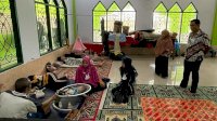 Rumahnya Tergenang, Puluhan Warga Mengungsi di Masjid