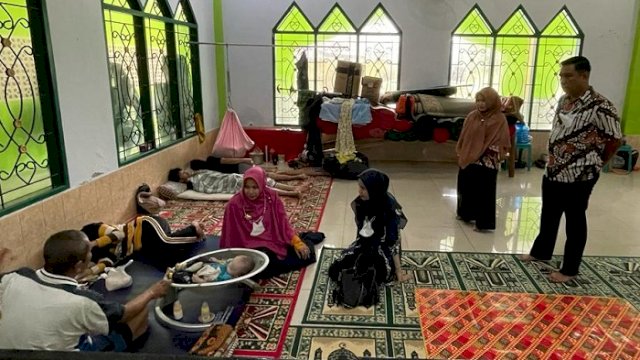 Sejumlah warga Kodam III Jalan Kotipa, Kelurahan Katimbang, Biringkanaya, mengungsi di Masjid Nurul Ikhlas, Kamis (20/1/2022).