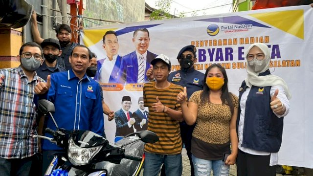 Wakil Ketua DPW NasDem Sulsel sekaligus Ketua DPRD Makassar Rudianto Lallo bersama Ketua DPD NasDem Kota Makassar Andi Rachmatika Dewi alias Cicu, menyerahkan hadiah sepeda motor kepada pemenang Gebyar E-KTA NasDem.