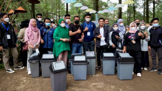 Mahasiswa dari 28 Perguruan Tinggi di Indonesia Serahkan Bantuan Tempat Sampah di Malino
