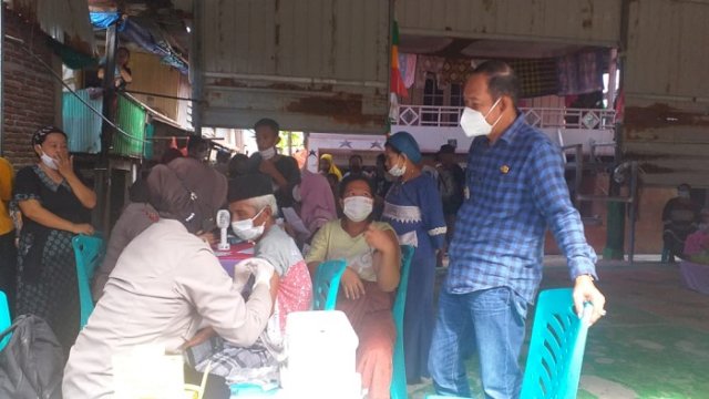 Warga Pulau Lumu-lumu Antusias Ikut Vaksinasi, Camat Imbau Tetap Taat Prokes
