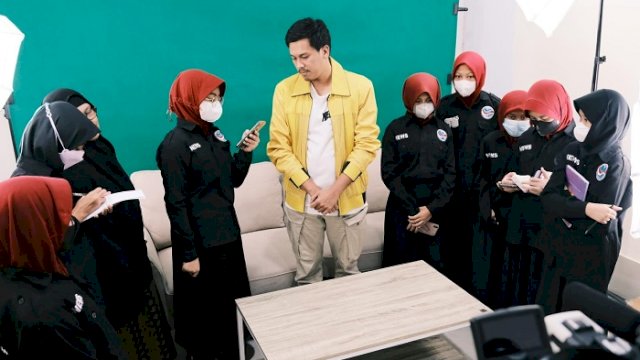 Belasan siswa SD Inpres Unggulan BTN Pemda mengunjungi Dapur Redaksi Sekretariat DPRD Makassar, Jumat (14/1/2022).
