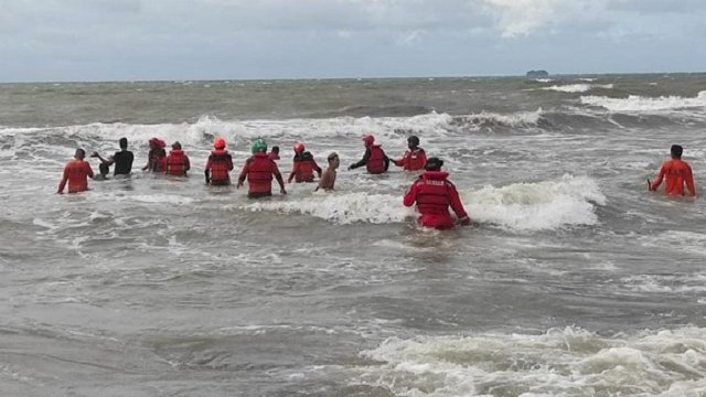 Tim SAR gabungan saat melakukan pencarian dua remaja yang tenggelam di Pantai Anging Mammiri, Kota Makassar.