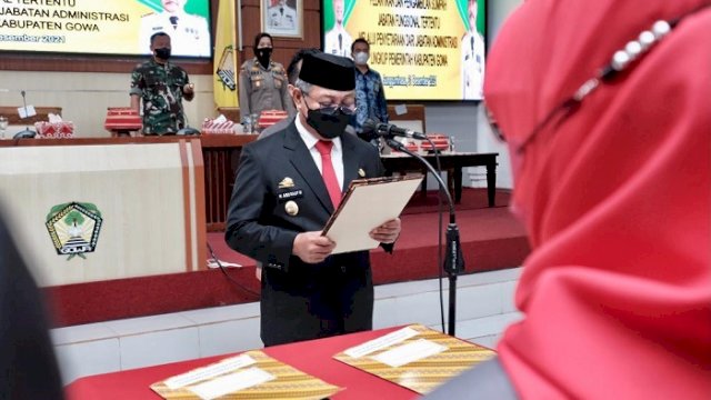 Wakil Bupati Gowa, H. Abd Rauf Malaganni saat melantik dan mengambil sumpah jabatan fungsional tertentu melalui penyetaraan dari jabatan administrasi lingkup Pemerintah Kabupaten Gowa, di Baruga Karaeng Galesong Kantor Bupati Gowa, Jumat (31/12/2021).