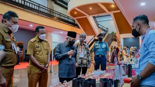 Wakil Presiden RI Ma&rsquo;ruf Amin saat meninjau pameran UMKM di Kantor Gubernur, Senin (31/1/2022).