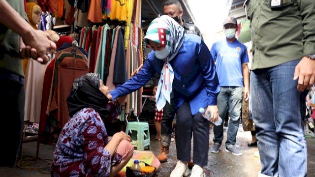 Wakil Walikota Makassar Fatmawati Rusdi menyapa warga saat memantau program Sabtu Bersih di Jalan Sabutung, Kecamatan Ujung Tanah, Sabtu (22/1/2022).