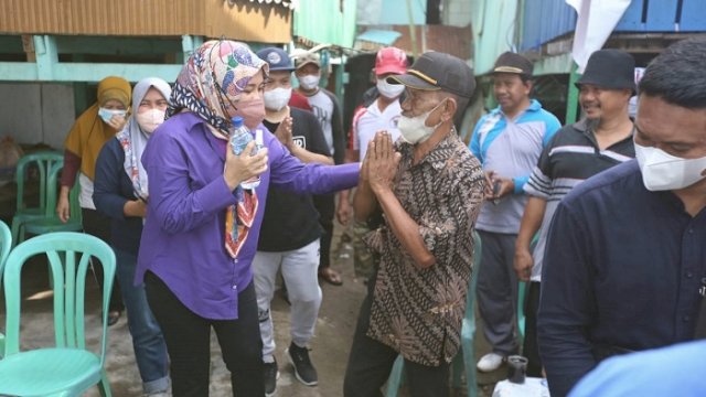 Wawali Makassar Fatmawati Rusdi berbincang dengan warga di Kelurahan Tanjung Merdeka, tepatnya di RT 01 RW 06 Kecamatan Tamalate, Jumat (31/12/2021).