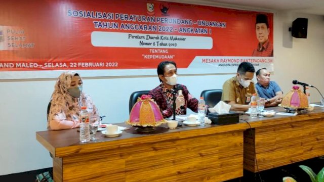 Legislator PDI Perjuangan Makassar, Mesakh Raymond Rantepadang sosialisasikan Perda Kepemudaan, di Grand Maleo Hotel, Jl Pelita Raya, Selasa (22/2/2022).