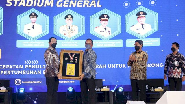 Wali Kota Makassar, Moh Ramdhan 'Danny' Pomanto menerima tanda kehormatan "Kartika Pamong Praja Muda" dari IPDN, Kamis (24/2/2022).