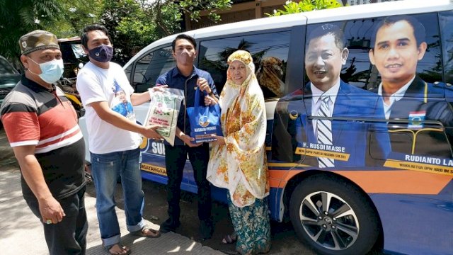 Ketua DPRD Makassar Rudianto Lallo Keliling Kota, Bagikan Langsung Sembako ke Warga