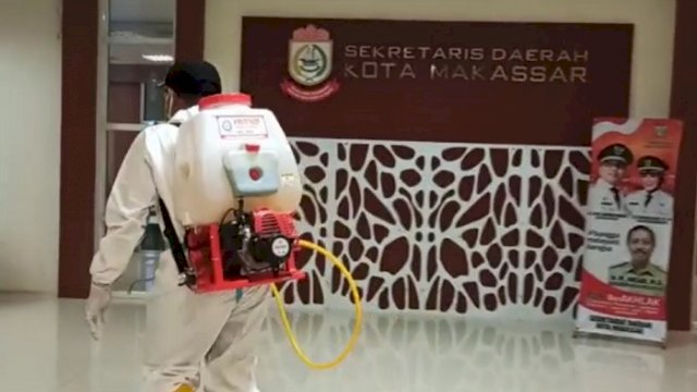 Balaikota Makassar Disemprot Disinfektan, Cegah Penyebaran Covid-19
