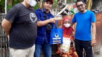 Warga Kodingareng Dapat Bantuan Sembako dari Ketua DPRD Rudianto Lallo, Diserahkan Langsung dari Rumah ke Rumah