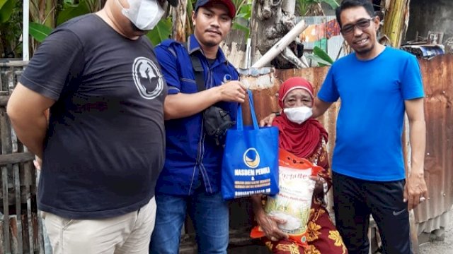 Warga Kodingareng Dapat Bantuan Sembako dari Ketua DPRD Rudianto Lallo, Diserahkan Langsung dari Rumah ke Rumah