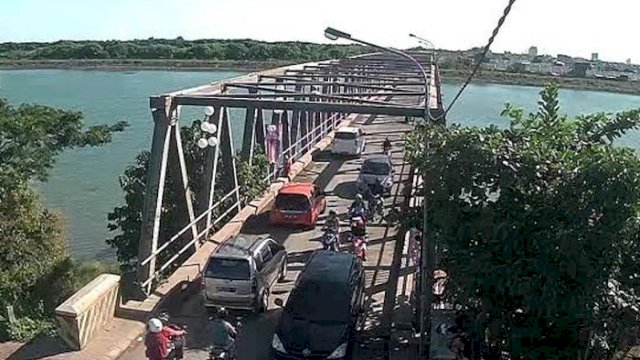 Jembatan Barombong Makassar yang akan direnovasi mirip dengan Jembatan Tenggarong di Kutai Kartanegara. (int)