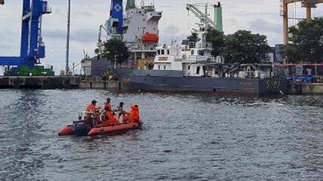 Tim SAR saat melakukan pencarian korban yang tenggelam di Pantai Benteng Panyua, Kota Makassar, Senin (7/2/2022). (int)