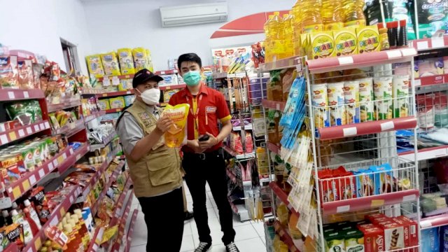 Tim Pengawas Disdag Makassar melakukan sidak ke sejumlah toko terkait stok minyak goreng.