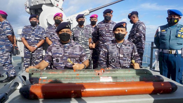 Dua benda mirip rudal yang ditemukan oleh nelayan di Kepulauan Selayar, Sulsel, akan diteliti oleh TNI AL.